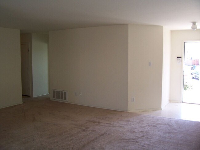 Building Photo - 3 Bedroom Home in a Great Neighborhood