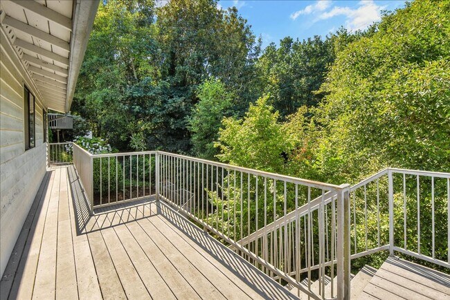 Building Photo - 5Bd/2.5Ba Everett Home
