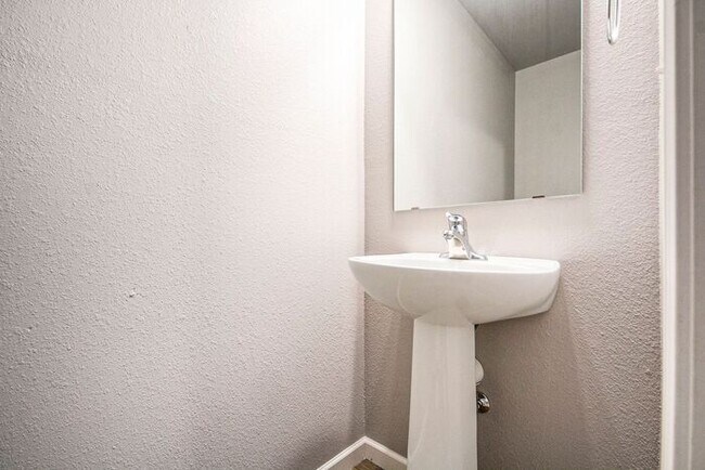 Building Photo - 2214 Macatawa Ln