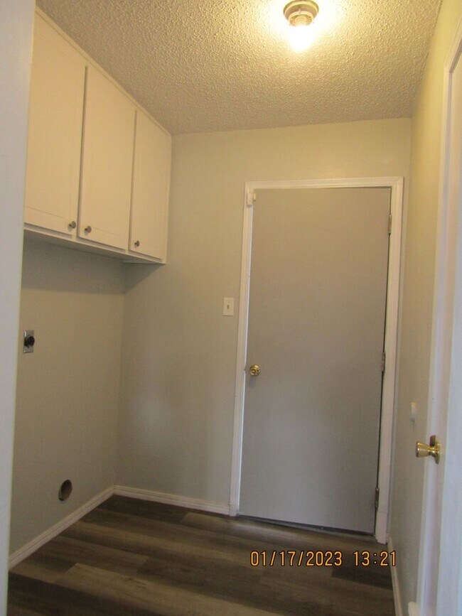 Building Photo - West side home located close to shopping, restaurants