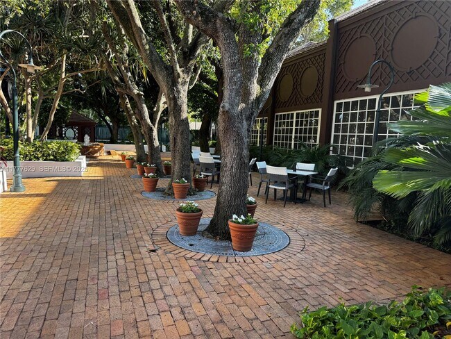 Building Photo - 2000 Towerside Terrace