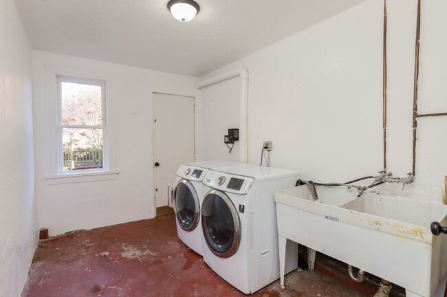 Building Photo - 3 Bed / 2 Bath Cayuga Terrace single family home with garage parking and private backyard. YouTub...