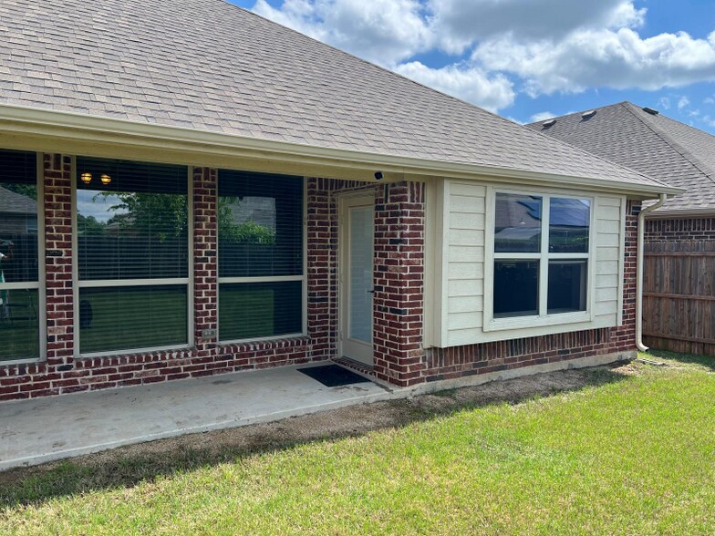Building Photo - 440 Shirley Dr
