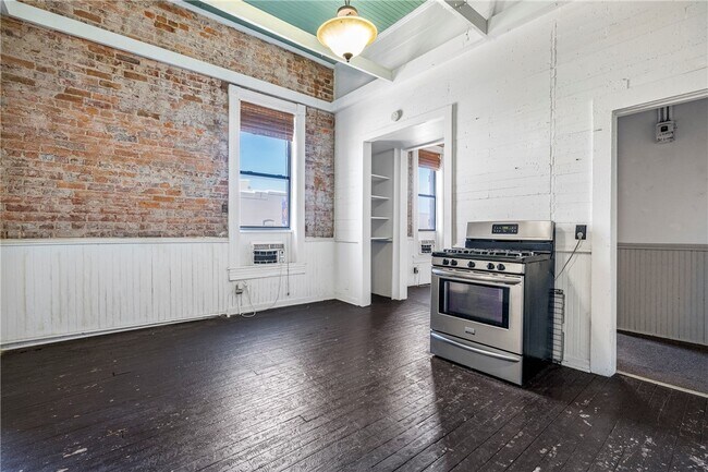 Building Photo - 103 Holcomb St