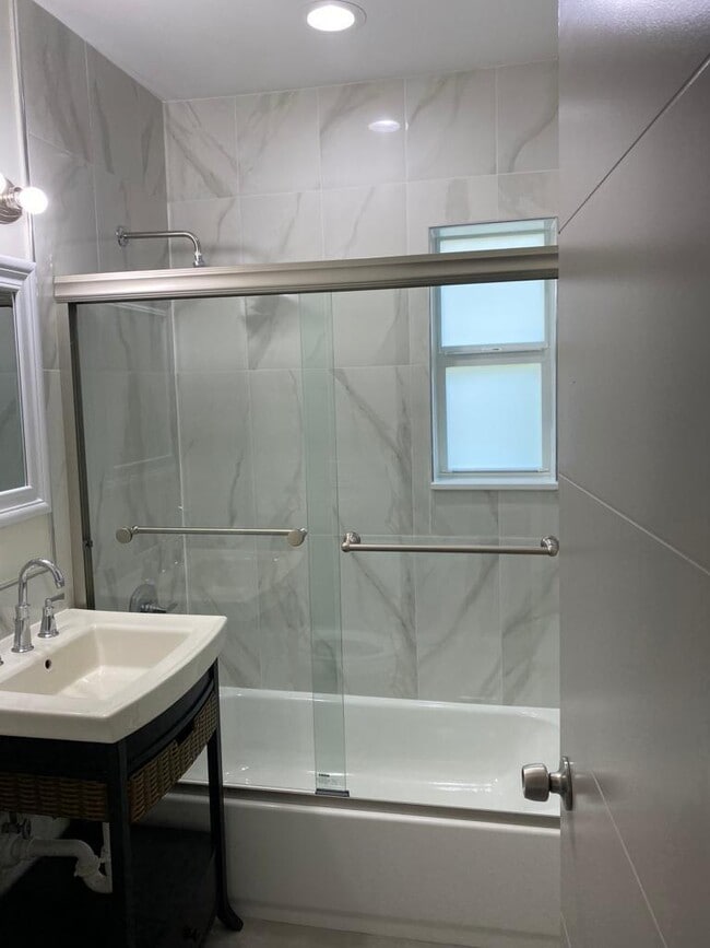 Building Photo - 1218 S B St