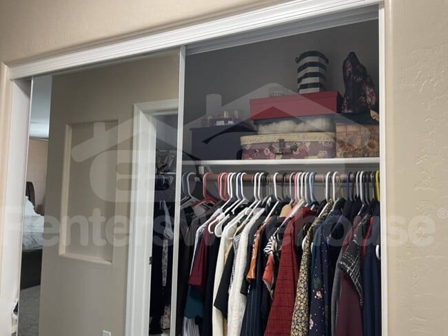 Building Photo - 2328 W Skinner Dr