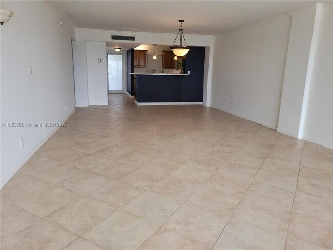 Building Photo - 328 N Ocean Blvd