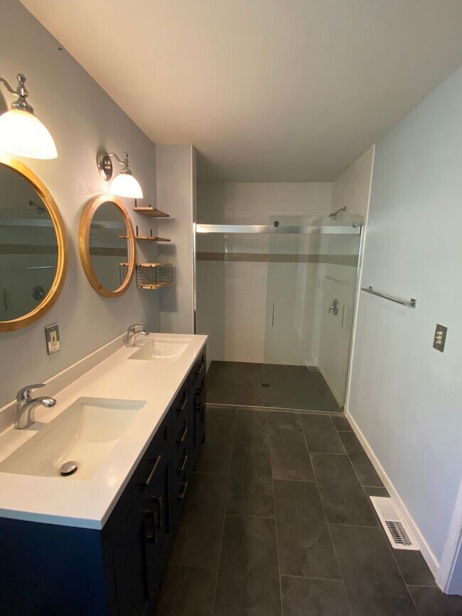 Building Photo - Custom Home With Shop!
