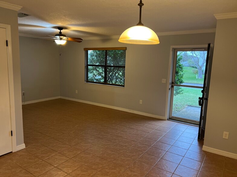 Building Photo - 117 Rio del Mar St