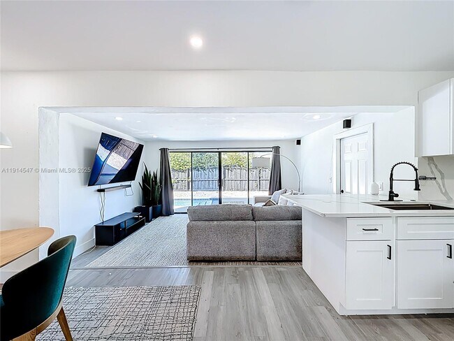 Building Photo - 600 N 66 Terrace