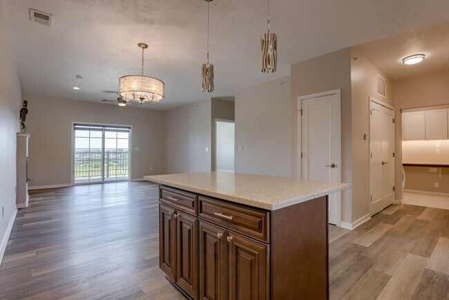 Building Photo - Must See Condo!!