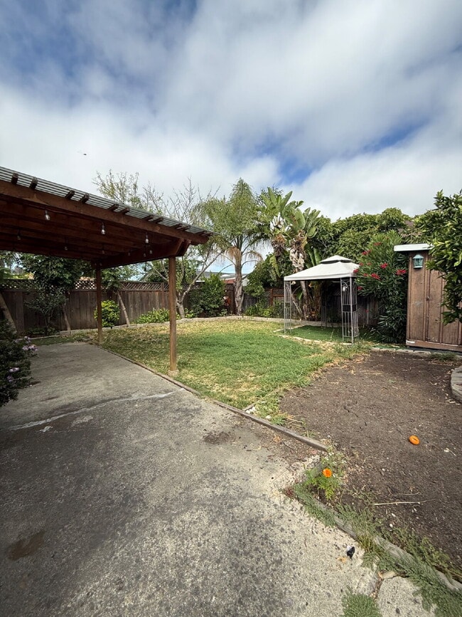 Building Photo - Spacious 4 Bedroom 2.5 Bathroom Hayward Home with Fresh Paint and New Carpet
