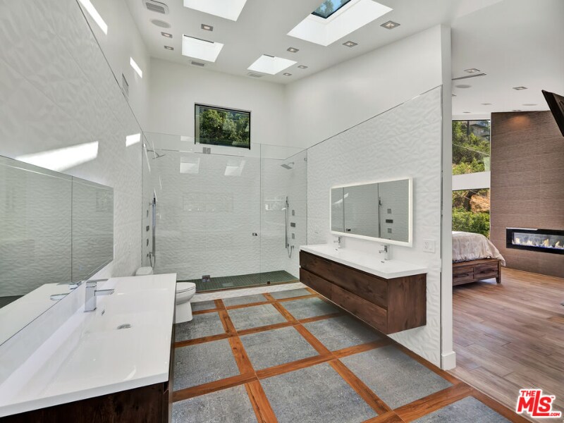 Building Photo - 6358 La Rocha Dr