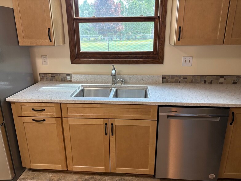 Kitchen-2 - 2033 Greenwood Dr