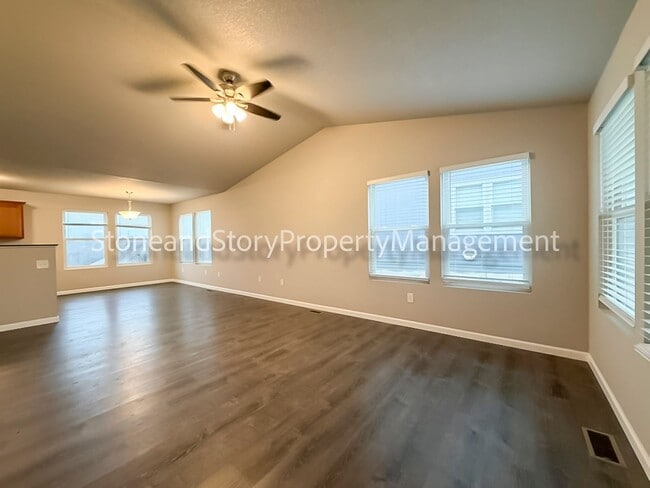 Building Photo - 3 Bedroom 2.5 bath