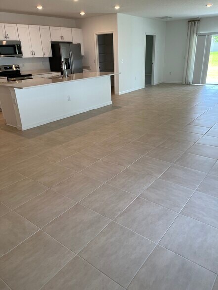 Building Photo - 2068 Rosewood Cir