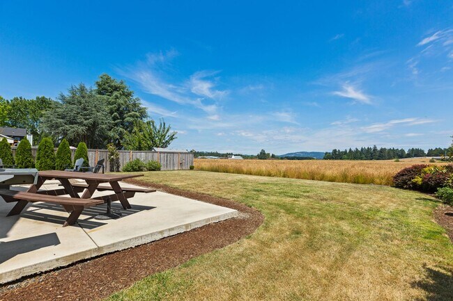 Building Photo - 753 SE Boysen Ln