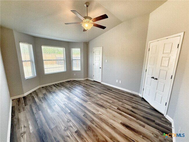 Building Photo - 8819 Straight Oaks