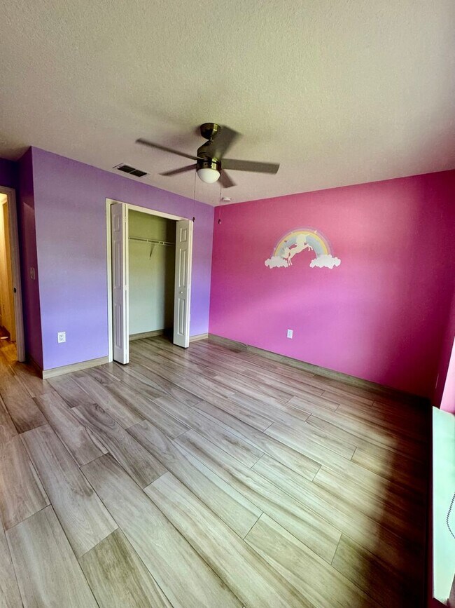 Building Photo - Beautiful 4-Bed, 2-Bath Home in a Prime Location!