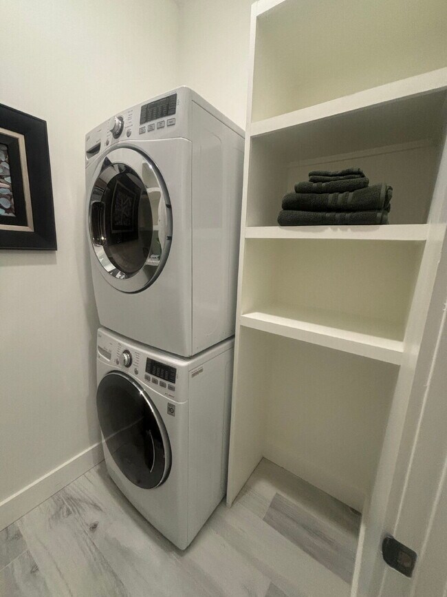 Building Photo - 1Bd/1Ba in the HEART of Midtown! FULLY FURNISHED! Perfect for travelling Nurses or Students!