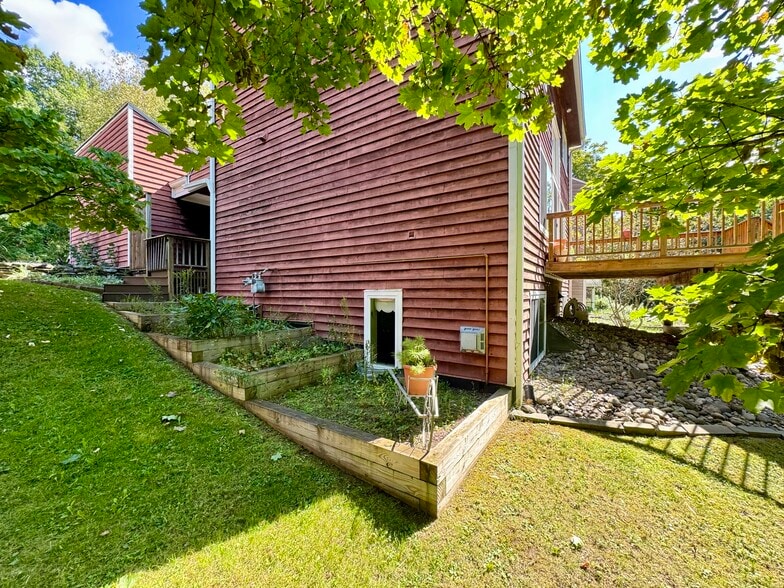 Terraced garden to side yard - 113 Penny Ln