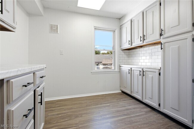 Building Photo - 975 Corwin Ave
