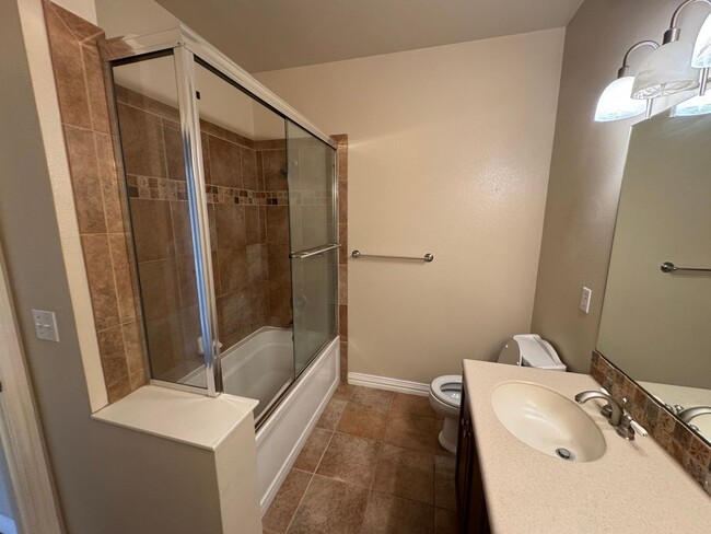 Building Photo - 2 bed/2 bath 4th Floor Unit in Cherry Cree...