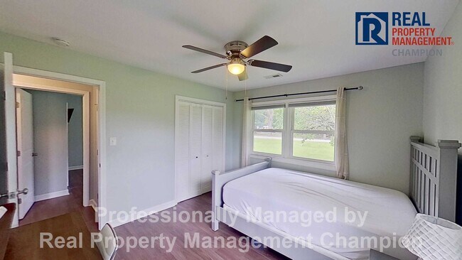 Building Photo - Furnished and Updated 4 BD/2.5 BA Home wit...