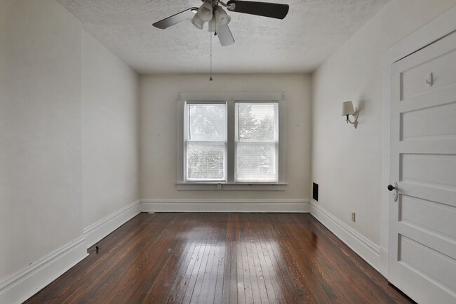 Building Photo - 5br,1.5ba, FREE off-street parking, huge f...