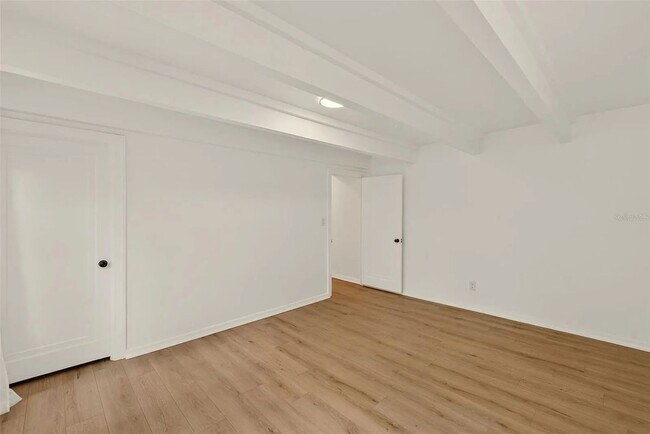 Building Photo - 925 16th Ave N