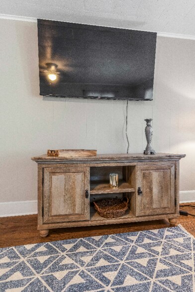 Building Photo - 108 Sharon St