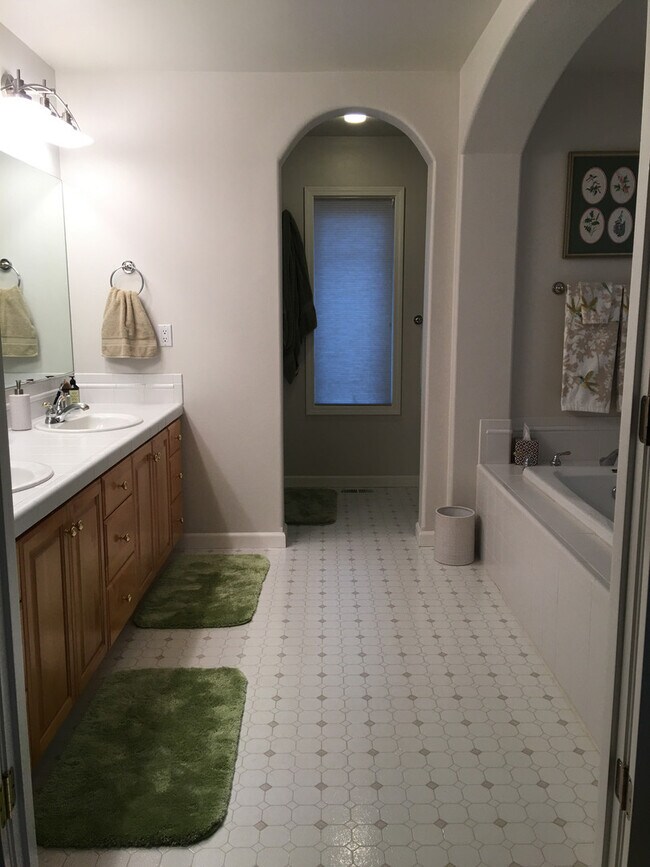 Building Photo - Beautiful 3 bedroom 2.5 Bath in North Corv...