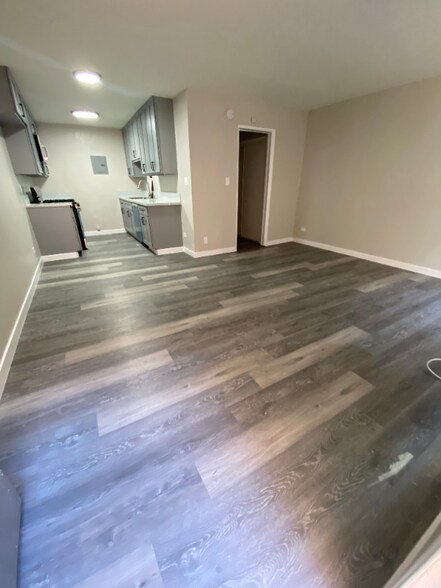 Building Photo - 10831 Fruitland Dr