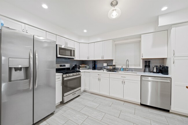 Building Photo - 32 E 36th St