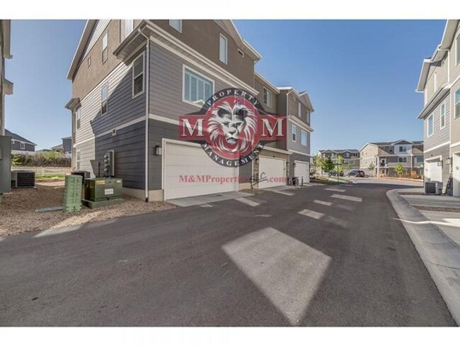 Building Photo - Beautiful 4 Bed 4 Bath Townhome in South J...