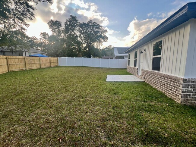 Building Photo - 4417 Oak Ln