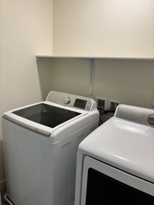 Building Photo - MOVE IN SPECIAL - 1/2 OFF THE 1ST MONTH RENT FOR QUALIFIED APPLICANT(S) AND RENTAL AMOUNT JUST RE...