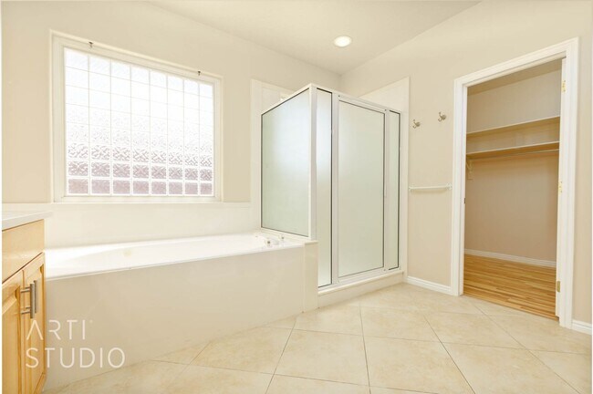 Building Photo - Stunning 3-Bedroom Home with Private Backy...