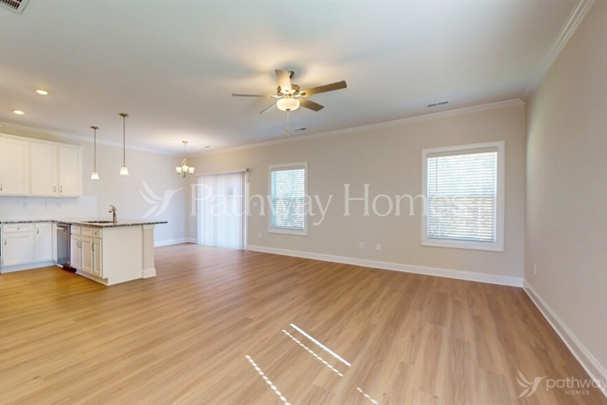 Building Photo - 121 S Sina St