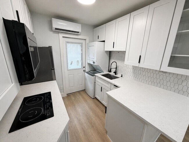 Building Photo - 1077 NE 34th St