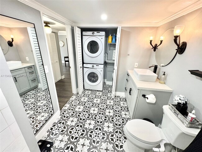 Building Photo - 520 SE 5 Ave