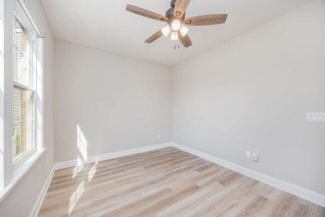 Building Photo - Beautiful 2 Bedroom, 2 Bath home + flex ro...
