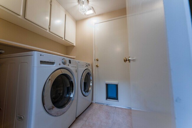 Building Photo - Charming Home for Now Leasing in Thousand Oaks!