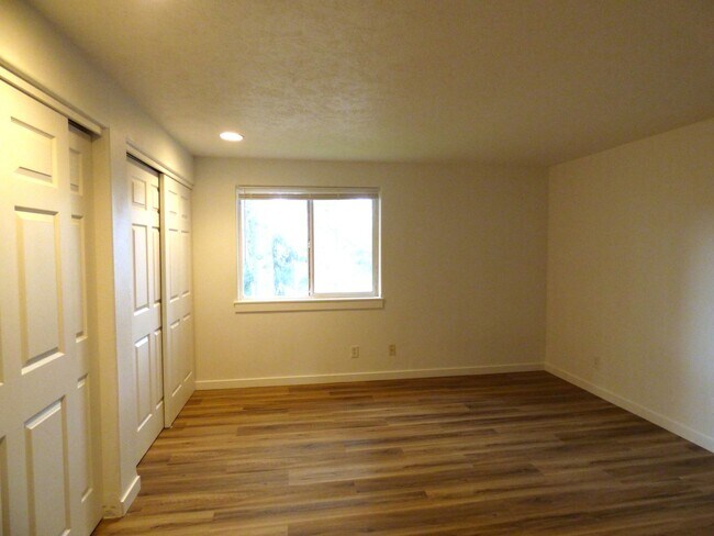 Building Photo - 3 bed 2 bath Duplex