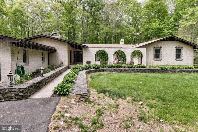 Building Photo - 7833 Willowbrook Rd