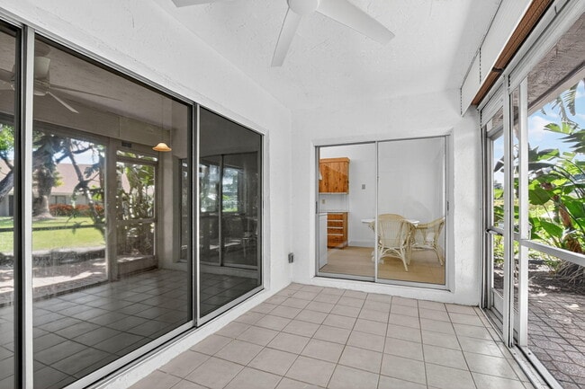 Building Photo - 708 Lago Rd