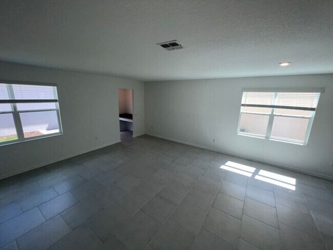 Building Photo - Nearly New 4 bedroom 2.5 bath St. Cloud ho...