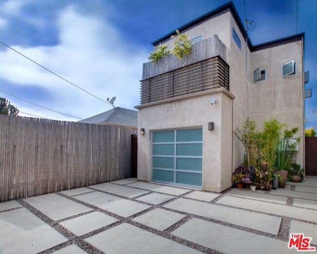 Building Photo - 330 Venice Way