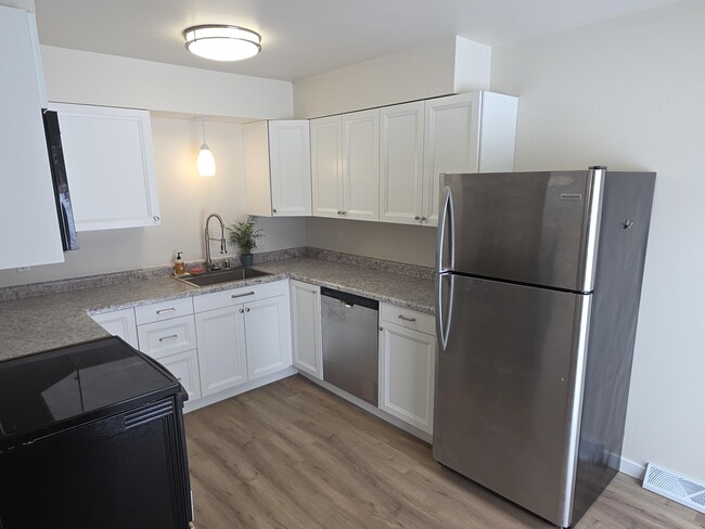 Building Photo - 539 East Ave