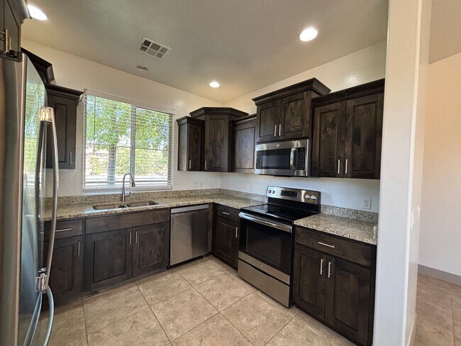 Building Photo - SPACIOUS HOME FOR RENT!